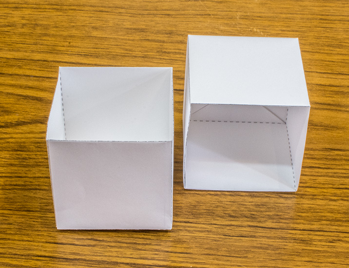 A4用紙で作るカップ型－立方体折り紙の写真
