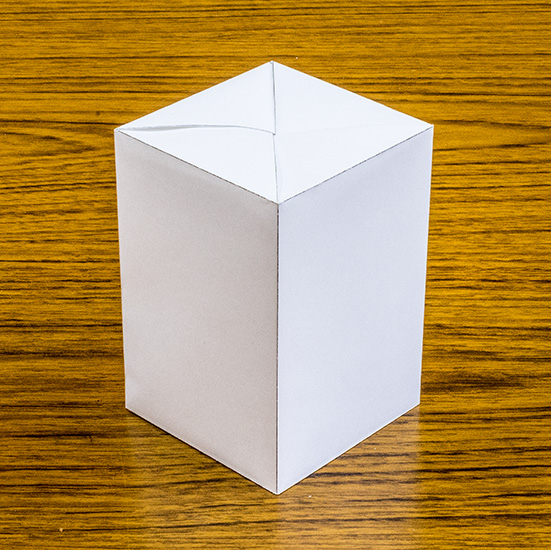 A4用紙で作る正四角柱折り紙の写真