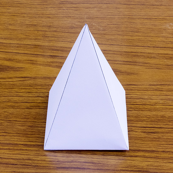 A4用紙で作る四角錐折り紙の写真