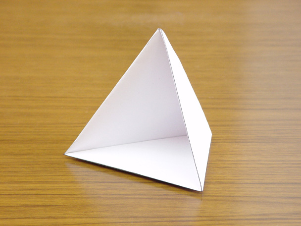 A4用紙で作る開放型三角錐折り紙の写真