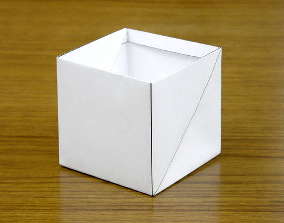 A4用紙で作る上面開放型－立方体折り紙の写真