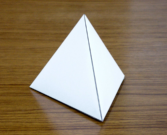A4用紙で作る正三角錐（正４面体）折り紙の写真